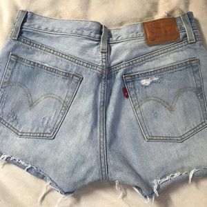 LEVI 501 CUTOFF SHORTS W26